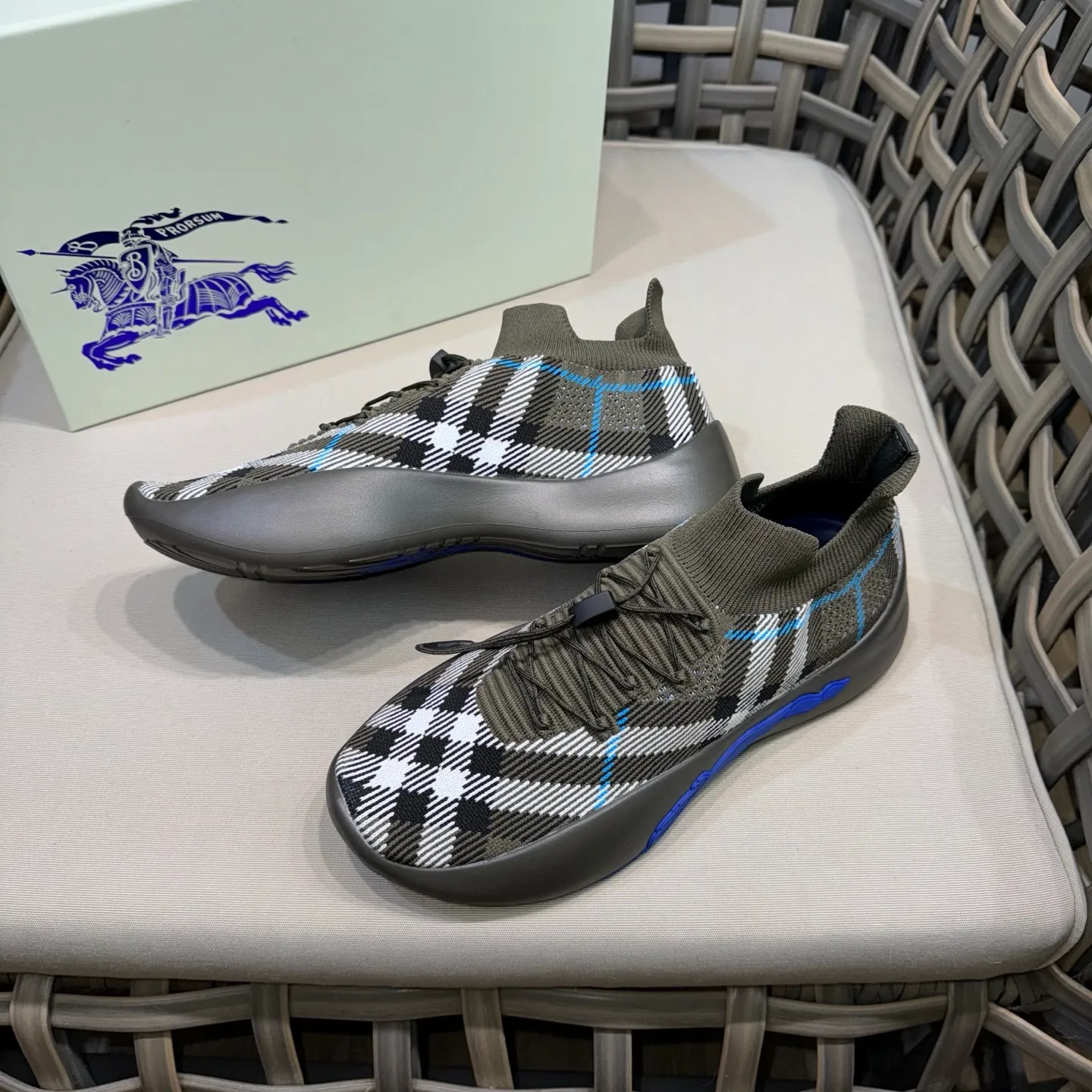 Factory price: 480💰BURBERRY/Burberry plaid knitted Ne men's shoes💰tune sneakers｜With breathable sock-style upper｜Embellished with knitted Burberry plaid｜Leather lining Incorporated into a plaid lace design｜Equipped with B-shaped shield buckle｜The sole is decorated with a large wrapped equestrian knight logo (EKD)｜Round toe #drawstring closure#The sole is decorated with the equestrian knight logo (EKD)｜At least 50% of the main materials of the boutique are from renewable sources Size: 39-44 (45 custom-made)